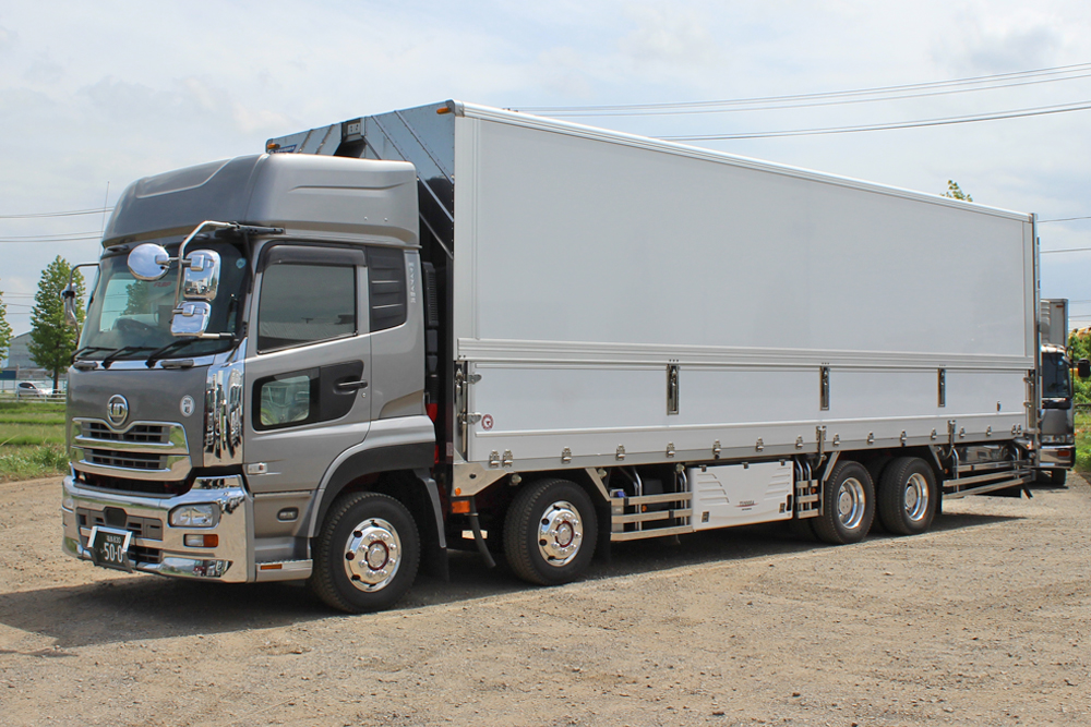 大型低床冷凍ウイング車｜株式会社ケイアイ物流（福島）